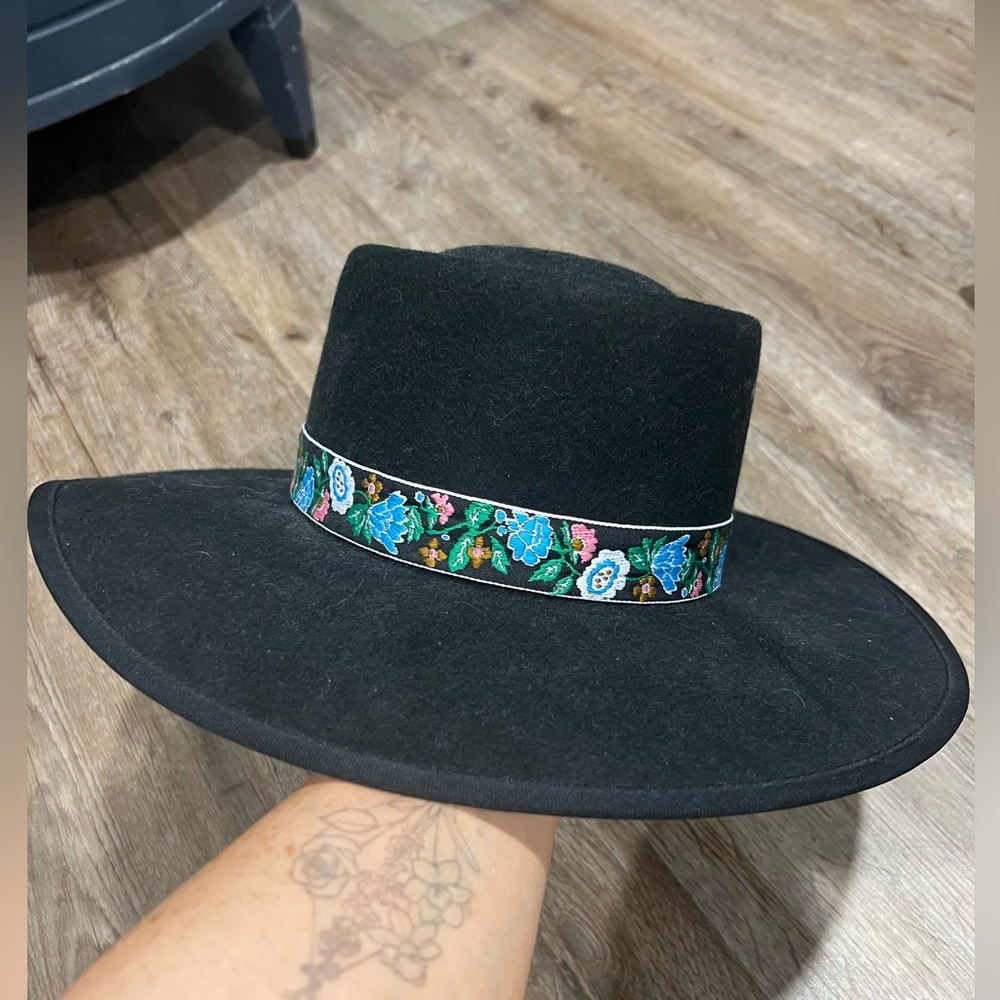 Olive & Pique Black Hat Floral Trim